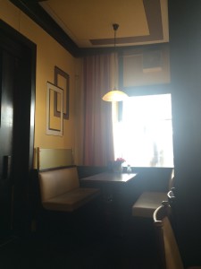 Café Schubert bild bord vid fönstret