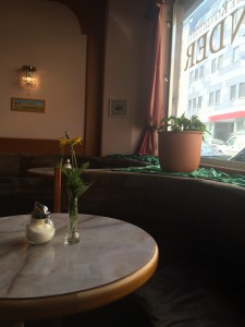 Café Konditorei Alexander Bord och soffa mot gatan.
